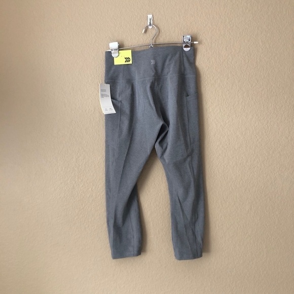 All in motion Sculpted High-Waisted Capri leggings - Picture 9 of 10